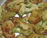 A picture of step 3 of Cauliflower green peas curry.