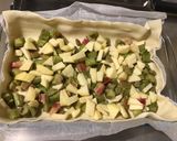 Une image de l'étape 3 de Tarte rhubarbe pomme aux pralines roses.