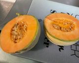 Une image de l'étape 1 de Salade de melon au concombre, tomate noire, oignon rouge et feta.