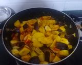 आलू-बैंगन की सब्जी (aloo baingan ki sabzi recipe in Hindi) रेसिपी चरण 2 फोटो