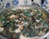 Foto langkah ke 1 dari resep Kerang Hijau, Udang Saos Padang.