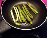 Foto del paso 1 de la receta: Ensalada con espárragos verdes y frambuesas