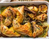 Foto del paso 1 de la receta: Pollo al horno jugoso con patatas, cebolla y limón