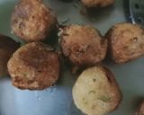 उपवासाचे बटाटे वडे (upvasache batata Vade recipe in marathi) रेसिपी स्टेप 2 फोटो 