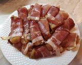 Baconbe tekert mézes-mustáros csirkecsíkok chips ágyon recept fázis 4 fotója