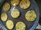 મીની મેથી મસાલા ભાખરી (Mini Methi Masala Bhakhari Recipe In Gujarati)