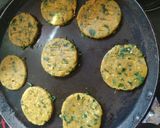 મીની મેથી મસાલા ભાખરી (Mini Methi Masala Bhakhari Recipe In Gujarati) રેસીપી સ્ટેપ2ફોટો