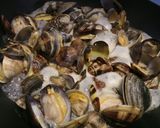 A picture of step 2 of Zuppa alle vongole - clam soup.