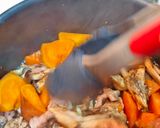 （菇王松露醬油）豬梅花豆皮紅薯筑前煮的食譜步驟6照片