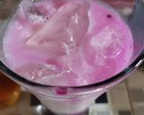 Foto langkah ke 3 dari resep Dragon Fruit Milk.