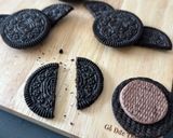 Hình bước làm 2 của món Oreo Bats - Bánh Oreo Hình Dơi Halloween