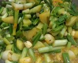 A picture of step 2 of Spring onion potato curry.