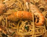 Foto del passaggio 3 della ricetta Scampi alla busara bianca/con pasta