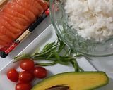 รูปขั้นตอนการทำที่ 1 ของ "ข้าวหน้าแซลมอนอะโวคาโด" 🍚🍣🥑