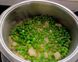 A picture of step 3 of Fresh Peas Soup.