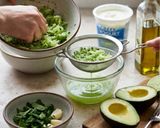 Foto del paso 1 de la receta: Tzatziki de Aguacate y Hierbabuena