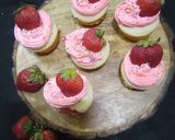 A picture of step 6 of Vanilla strawberry cup cakes.