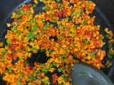 Paella de verduras y pollo aromático