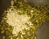पम्पकिन सीड चिक्की (Pumpkin seed chikki recipe in hindi) रेसिपी चरण 1 फोटो