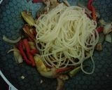 Foto del paso 14 de la receta: Alitas de pollo y tallarines con salsa de soja