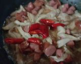 Foto langkah ke 5 dari resep Tumis jamur sosis.