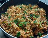 A picture of step 8 of Maggi noodles mix vegetables Chinese Hakka noodles style.
