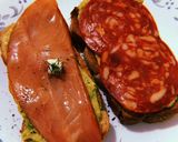 Foto del paso 3 de la receta: Tostadas de aguacate con salmón ahumado y salami 🍞🥑
