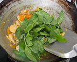 รูปขั้นตอนการทำที่ 6 ของ ไก่ผัดพริกเหลืองโหระพา
