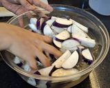 Foto langkah ke 2 dari resep Resep Tumis Terong Saus Tiram dan Ebi.