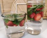 Foto langkah ke 2 dari resep Infused Water (strawberry dan daun mint).