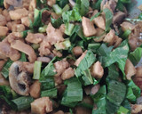 Foto langkah ke 5 dari resep Ayam Cah Jamur a la Bakmi GM.