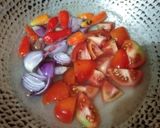 Foto langkah ke 1 dari resep Sambal goreng tomat.