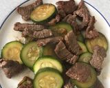 Foto langkah ke 2 dari resep Menu Keto diet, Tumis daging+Zuchini.