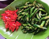 Foto langkah ke 2 dari resep Ikan asin jambal kemangi tomat ijo.