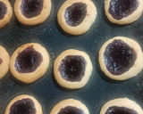 Foto del paso 7 de la receta: 🍪 Galletas con mermelada de arándanos y frambuesas ❤️💜