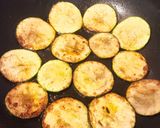 Foto del paso 4 de la receta: Rodajas de Zapallo italiano grillado al parmesano