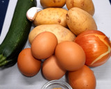 Foto del paso 1 de la receta: Tortilla de patatas con calabacín y cebolla (Sin sal)