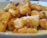 Foto del passaggio 5 della ricetta Gnocchi di patate al ragù