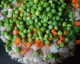 मुंबईचा फेमस चटपटीत तवा पुलाव (tawa pulav recipe in marathi) रेसिपी स्टेप 2 फोटो 