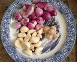 Foto langkah ke 1 dari resep Bumbu Dasar Putih ala Omi's Kitchen.