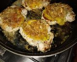 Foto del paso 3 de la receta: Costeletas de cerdo con cebolla caramelizada