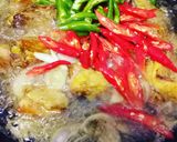 Foto langkah ke 6 dari resep Ayam Tangkap Aceh || Ayam Goreng dgn Daun Kari.