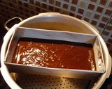 Foto langkah ke 5 dari resep Brownis Kukus Tabur Keju.
