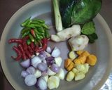 Foto langkah ke 1 dari resep Ayam kampung bumbu kuning dengan santan.