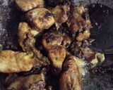 Gambar langkah 4 resipi Ayam Masak Kicap Lada Hitam & Cendawan Hitam.