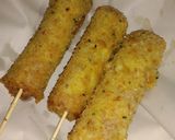 รูปขั้นตอนการทำที่ 6 ของ ขนมปังโรลไส้กรอกทอด (Deep-fried Sausage Bread Rolls)