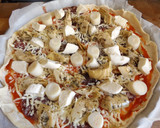 Foto del paso 2 de la receta: Pizza casera con quesos, alcachofas, palmitos y salchichón ibérico