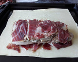 Foto del paso 4 de la receta: Solomillo de cerdo albardado con hojaldre, jamón, queso la peral