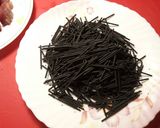 Foto del paso 8 de la receta Cazuela de atún rojo fresco, con fideos negros y patatas