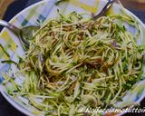Foto del passaggio 3 della ricetta Seppioline in umido con insalata di zucchine